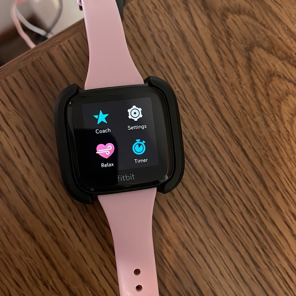 Fitbit Versa watch and accessories - Picture 5 of 5